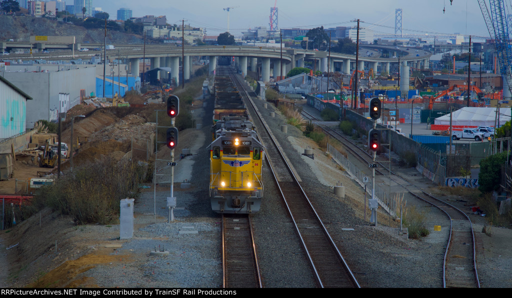 UP 1081 Leads the LSF51 under Oakdale Ave